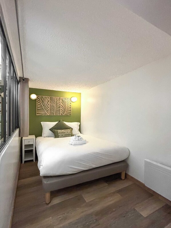 Tabla de planchar con plancha, wifi gratis y ropa de cama 