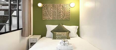 Tabla de planchar con plancha, wifi gratis y ropa de cama