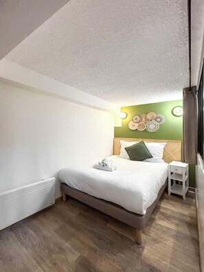 Tabla de planchar con plancha, wifi gratis y ropa de cama 