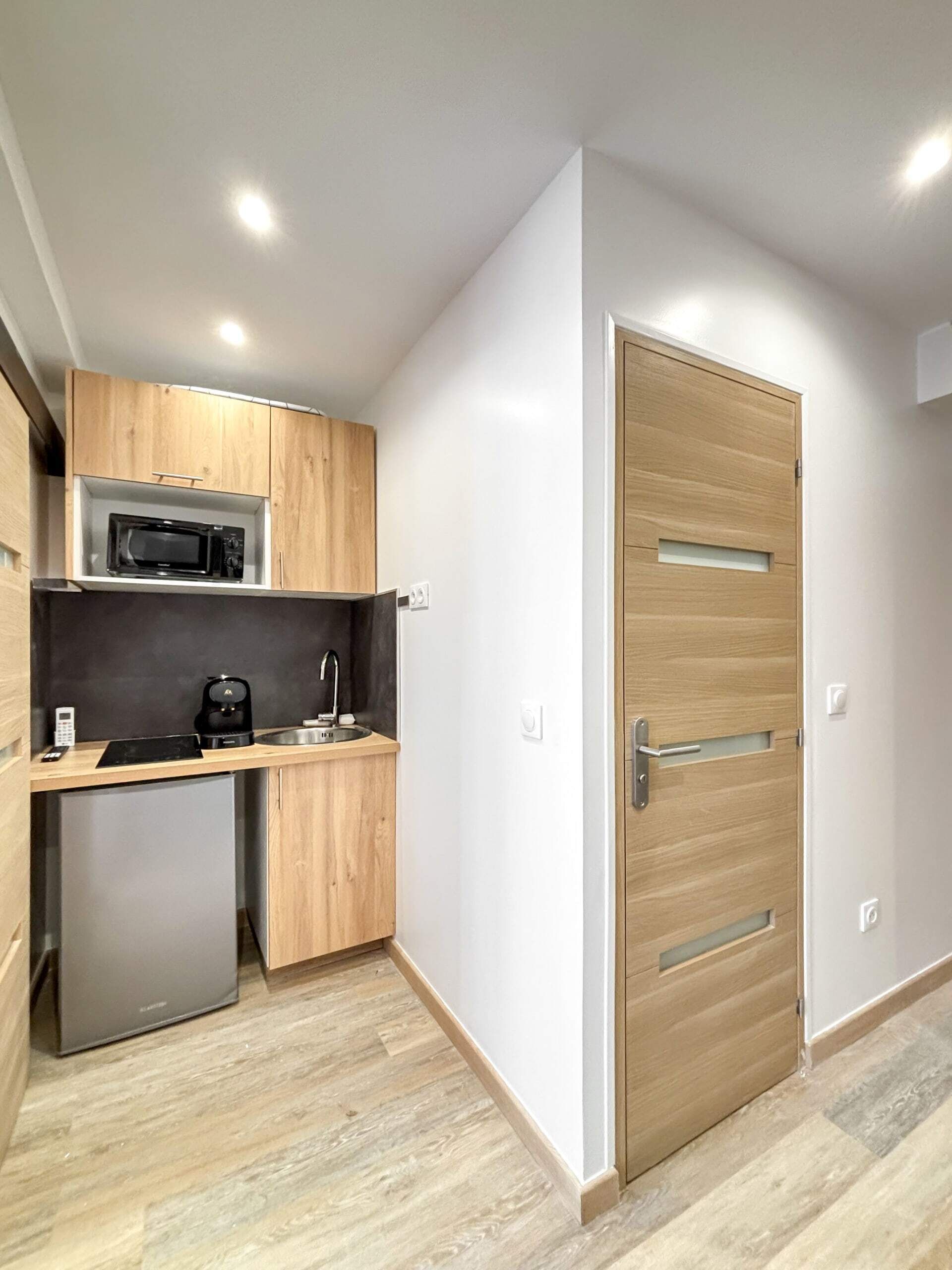 Fridge, microwave, coffee/tea maker, cookware/dishes/utensils