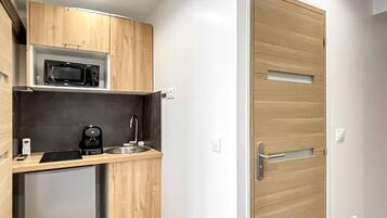 Fridge, microwave, coffee/tea maker, cookware/dishes/utensils