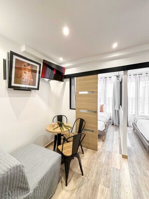 Tabla de planchar con plancha, wifi gratis y ropa de cama 