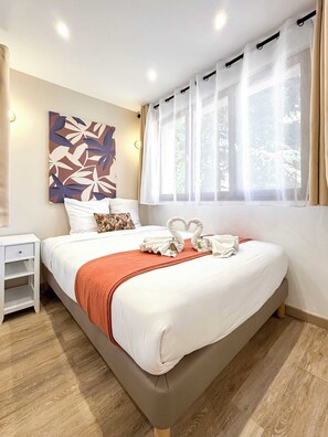 Tabla de planchar con plancha, wifi gratis y ropa de cama 