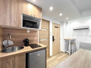 Refrigerador, microondas, cafetera y tetera y utensilios de cocina 