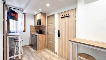 Fridge, microwave, coffee/tea maker, cookware/dishes/utensils