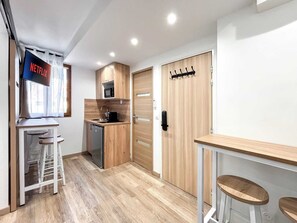 Refrigerador, microondas, cafetera y tetera y utensilios de cocina 