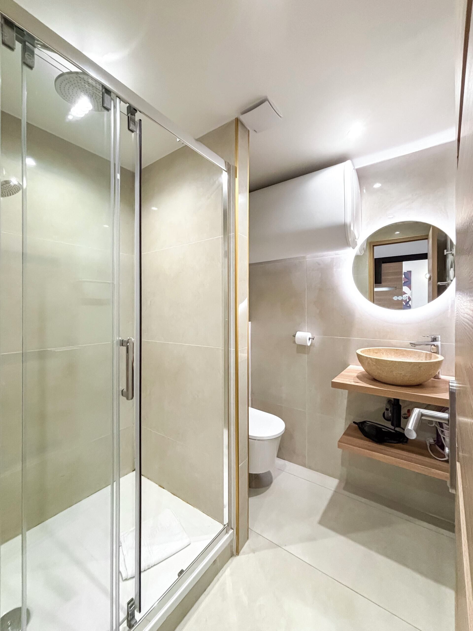 Shower, hair dryer, towels