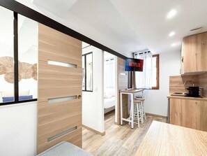 Tabla de planchar con plancha, wifi gratis y ropa de cama 