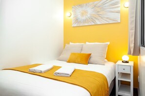 Tabla de planchar con plancha, wifi gratis y ropa de cama 