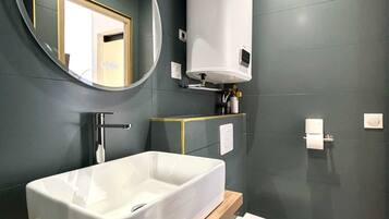 Shower, hair dryer, towels