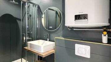 Een douche, een haardroger, handdoeken