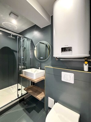 Een douche, een haardroger, handdoeken