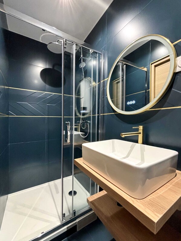 Shower, hair dryer, towels
