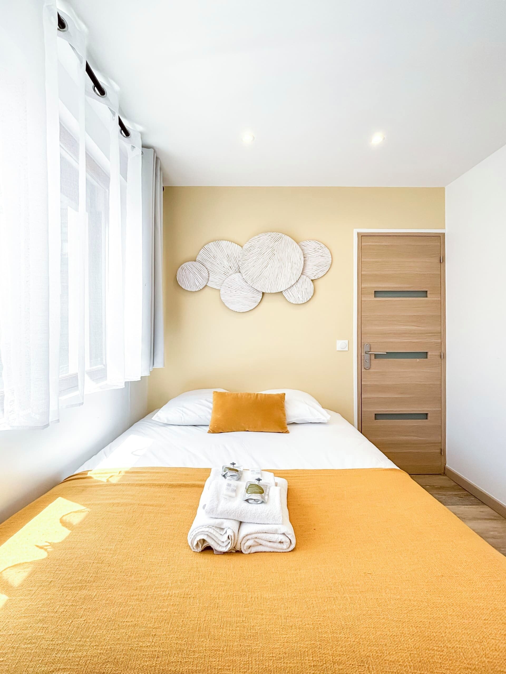 Iron/ironing board, free WiFi, bed sheets