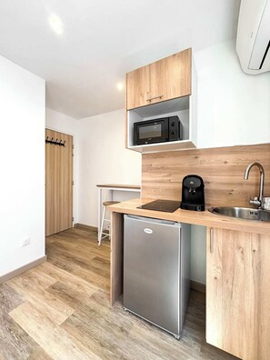 Unclassified image, 5 of 9, button - Hoche A 12 - Studio Apartment, Sleeps 2 (Paris)