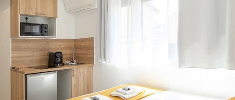 Tabla de planchar con plancha, wifi gratis y ropa de cama