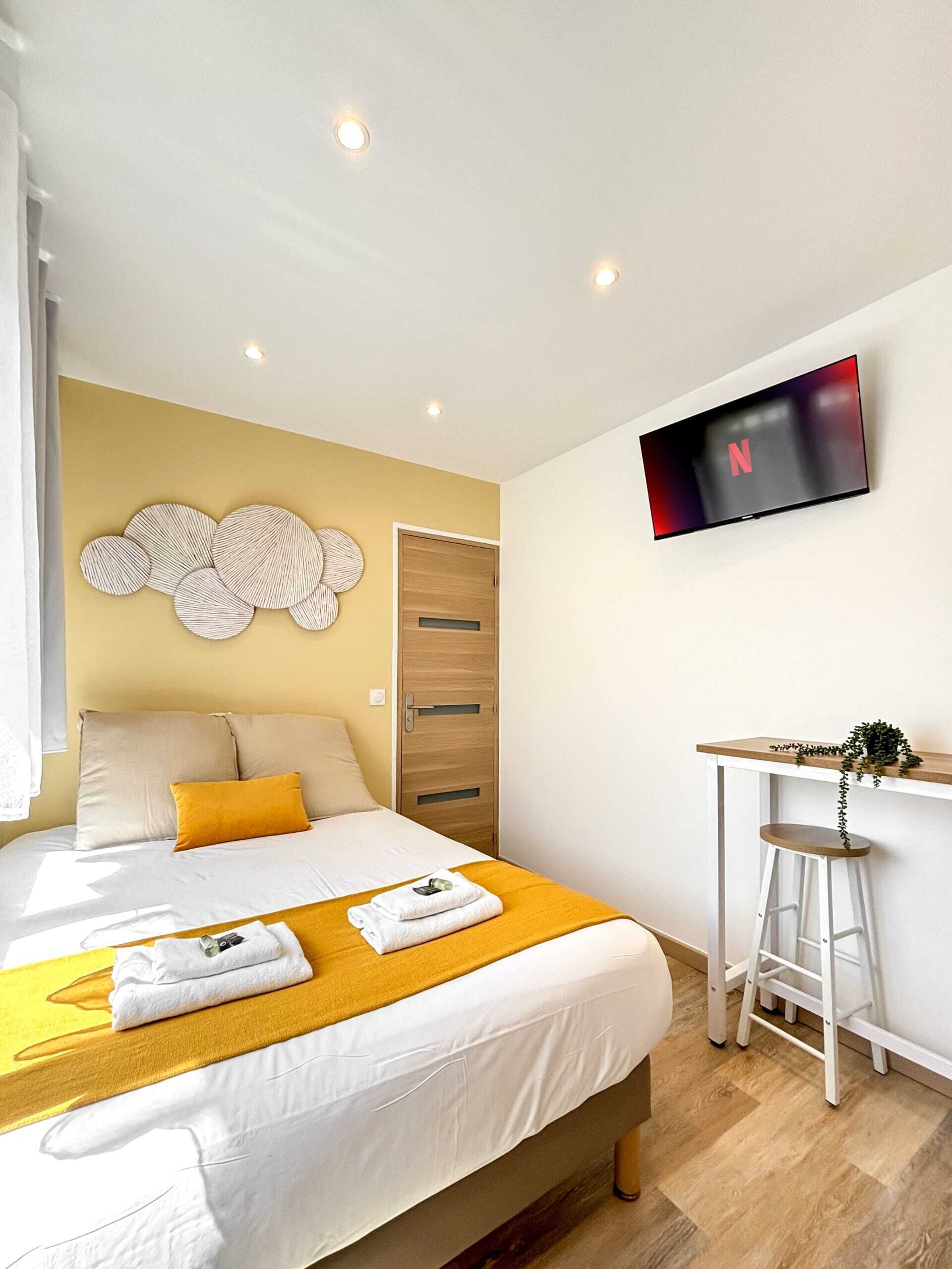 Iron/ironing board, free WiFi, bed sheets