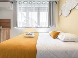 Een strijkplank/strijkijzer, gratis wifi, beddengoed