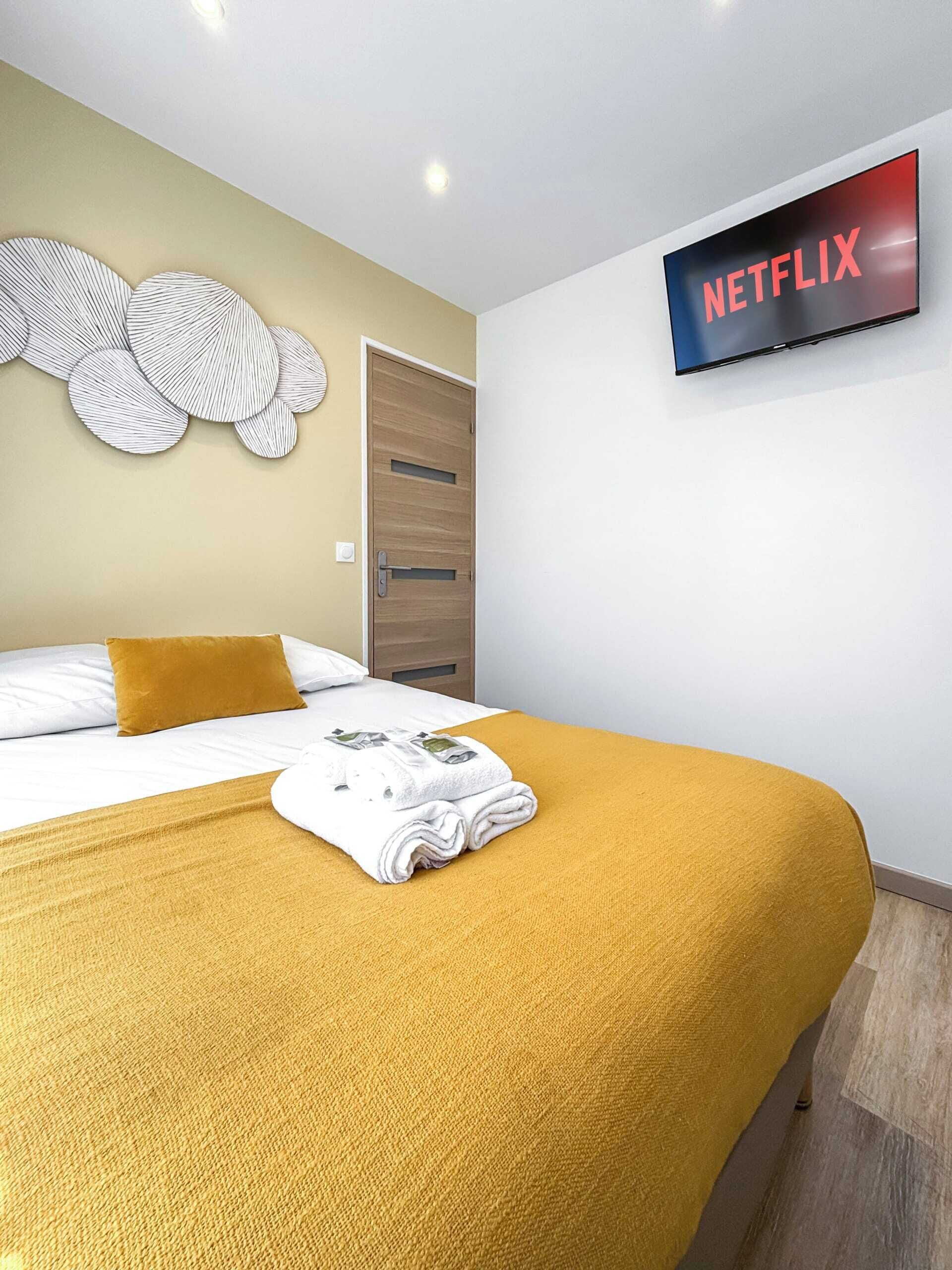 Tabla de planchar con plancha, wifi gratis y ropa de cama 