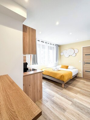 Tabla de planchar con plancha, wifi gratis y ropa de cama