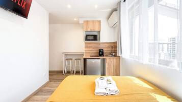 Iron/ironing board, free WiFi, bed sheets