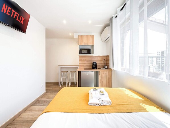 Tabla de planchar con plancha, wifi gratis y ropa de cama 