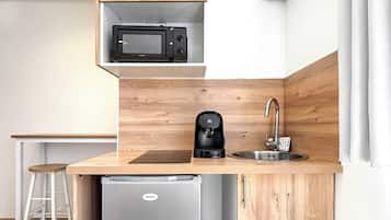 Fridge, microwave, coffee/tea maker, cookware/dishes/utensils