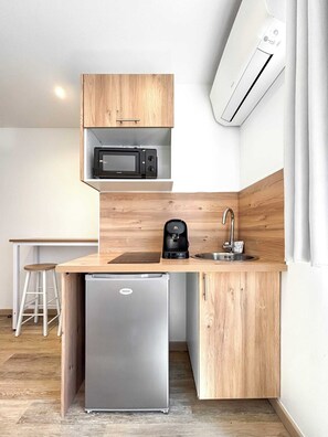 Refrigerador, microondas, cafetera y tetera y utensilios de cocina 