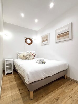 Tabla de planchar con plancha, wifi gratis y ropa de cama 