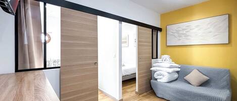 Een strijkplank/strijkijzer, gratis wifi, beddengoed