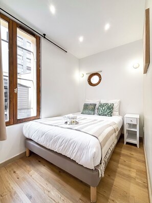 Tabla de planchar con plancha, wifi gratis y ropa de cama 