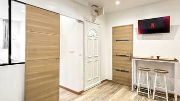 Iron/ironing board, free WiFi, bed sheets