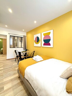 Tabla de planchar con plancha, wifi gratis y ropa de cama 
