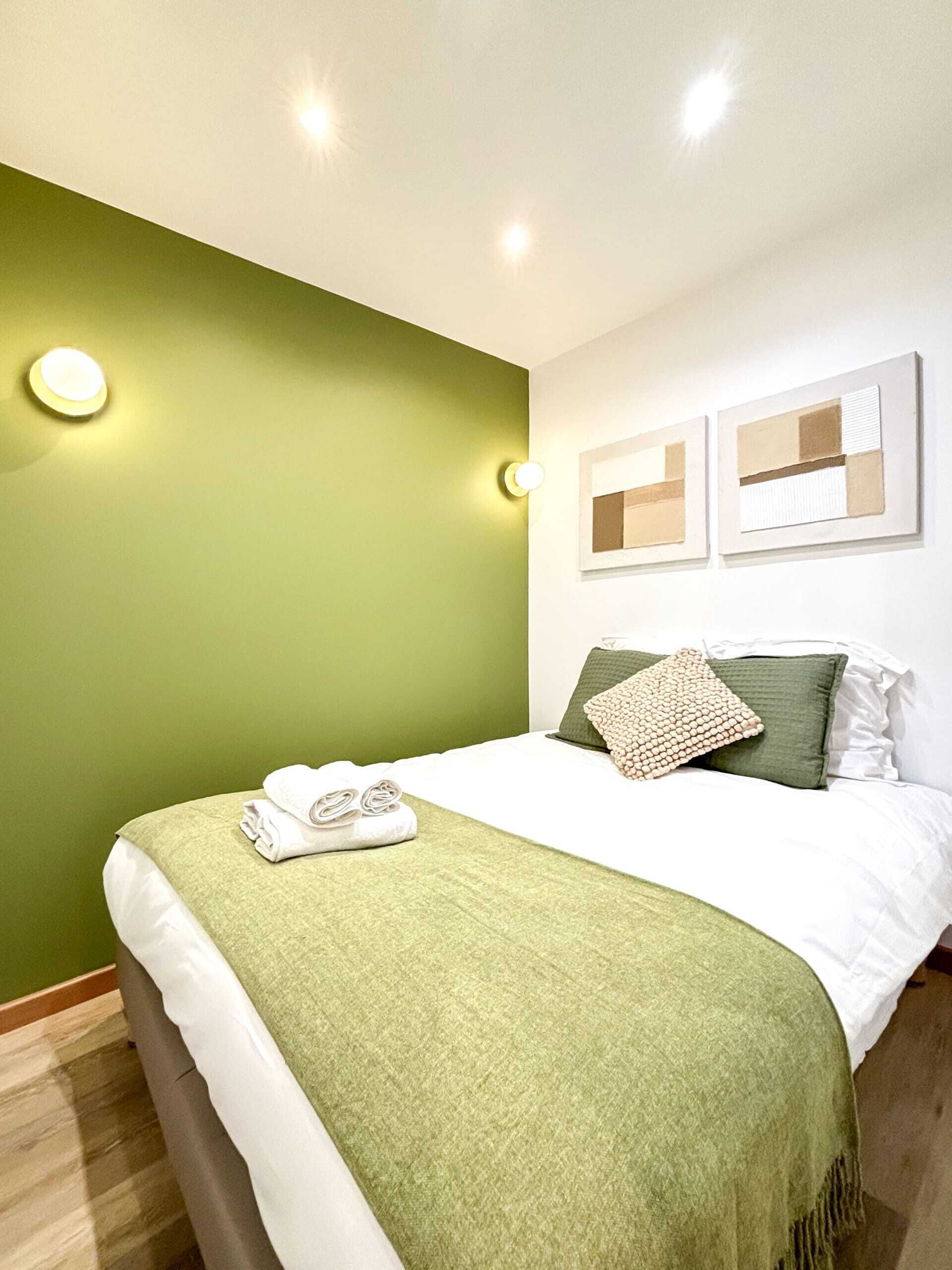 アイロン / アイロン台、WiFi (無料)、ベッドシーツ