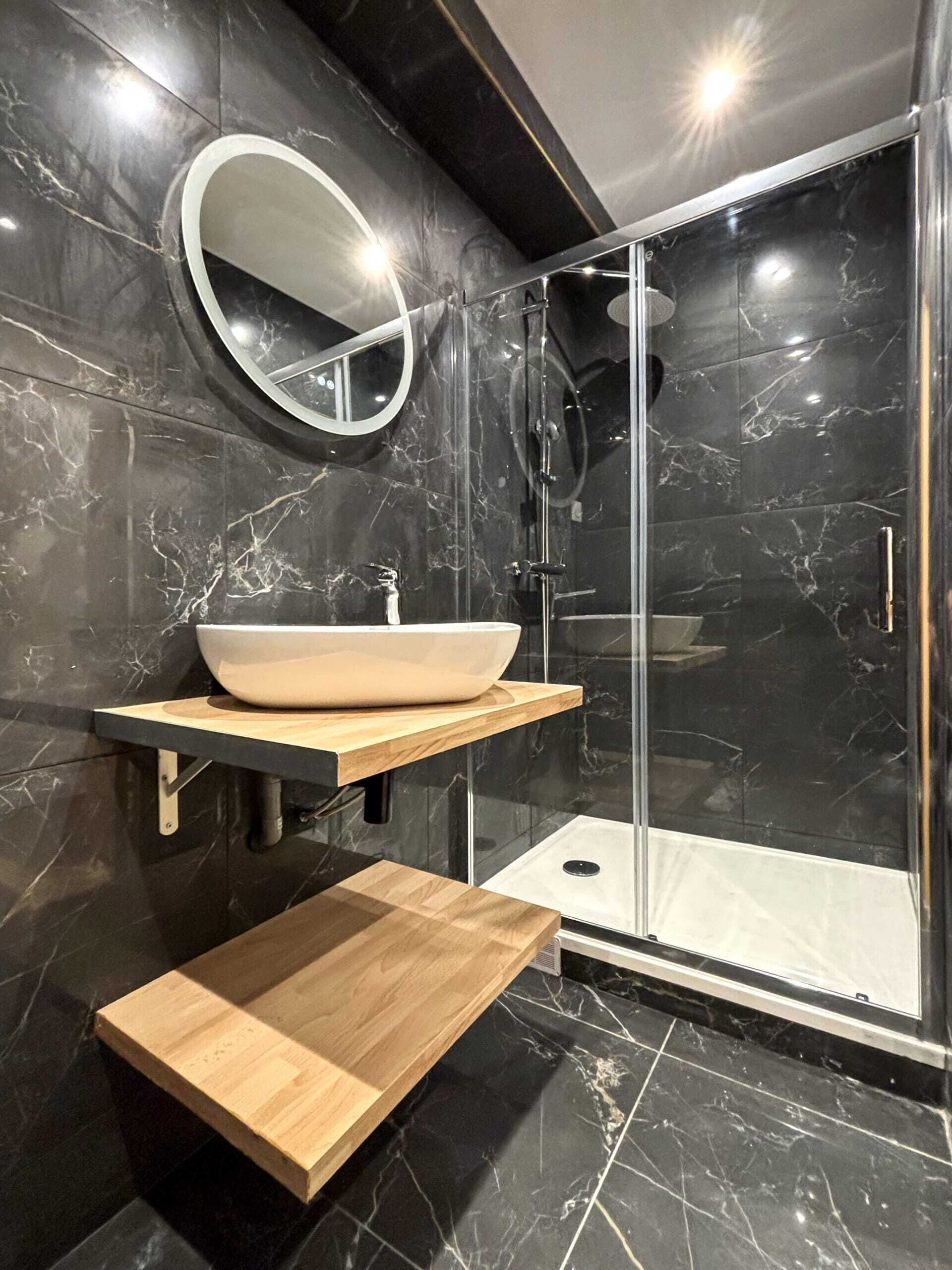 Een haardroger, handdoeken