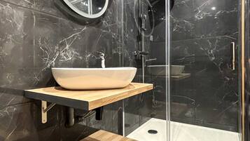 Een haardroger, handdoeken