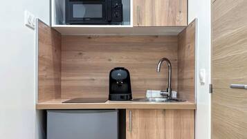 Een koelkast, een microgolfoven, een koffiezetapparaat/waterkoker