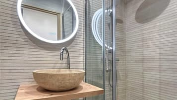 SĂšche-cheveux, serviettes fournies