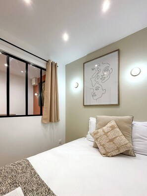 Tabla de planchar con plancha, wifi gratis y ropa de cama