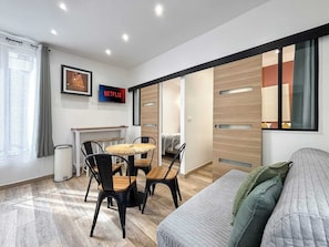 Iron/ironing board, free WiFi, bed sheets