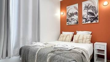 Een strijkplank/strijkijzer, gratis wifi, beddengoed