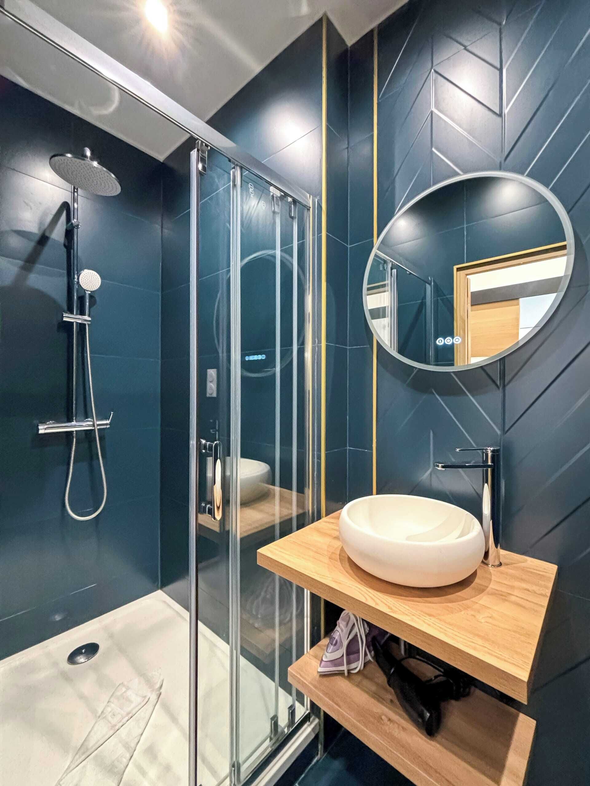 Sèche-cheveux, serviettes fournies