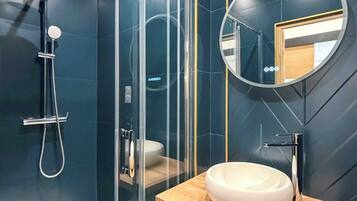 Sèche-cheveux, serviettes fournies