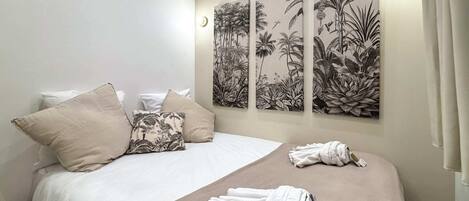 Een strijkplank/strijkijzer, gratis wifi, beddengoed