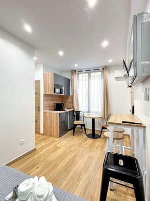 Refrigerador, microondas, cafetera y tetera y utensilios de cocina 