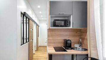 Réfrigérateur, micro-ondes, cafetière/bouilloire