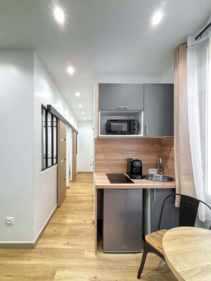 Refrigerador, microondas, cafetera y tetera y utensilios de cocina 