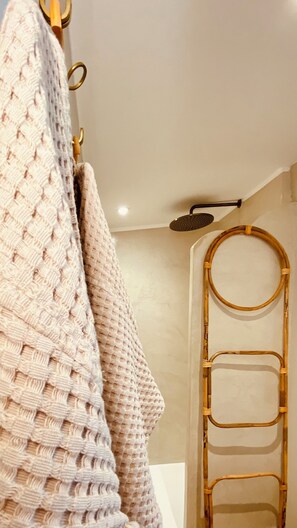 Hair dryer, towels, soap, toilet paper - Cabanon Tihou romantic Nordic bath (Le Beausset)