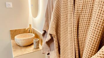 Sèche-cheveux, serviettes fournies, savon, papier toilette