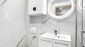 Dusche, Haartrockner, Handtücher